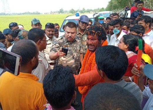 কেতুগ্রামে পুলিশের সামনেই বিজেপির প্রচার গাড়িতে হামলার অভিযোগ, পথ অবরোধ