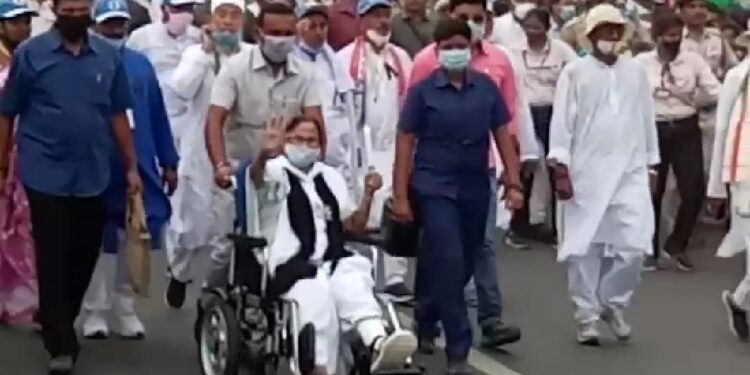 শীতলকুচি কাণ্ডের প্রতিবাদে হুইল চেয়ারে বসে মোমবাতি হাতে নিয়ে বর্ধমানে রোডশো তৃণমূল সুপ্রিমোর