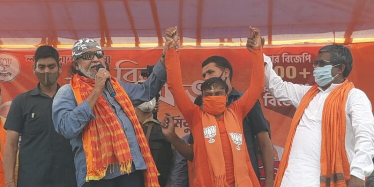 “সিংহাসনটা আগলে রাখার জন্য ওরা উস্কানি দিচ্ছে – সেই উস্কানির ফাঁদে পা দিয়ে চারটে মায়ের কোল খালি হল” : মিঠুন চক্রবর্তী