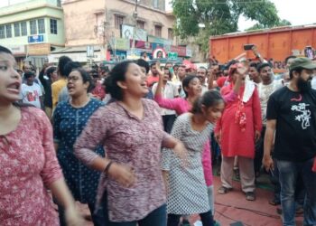 ভাতারের সিপিএম প্রার্থীর সমর্থনে ‘হাল্লা গাড়ি’র পথনাটিকা