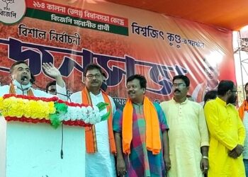 দুই বর্ধমান ও হুগলীর ডিএমরা সব বালি খাদান ব- কলমে ব্যানার্জী ফ্যামিলিকে দিয়ে রেখেছে  : মন্তব্য শুভেন্দুর