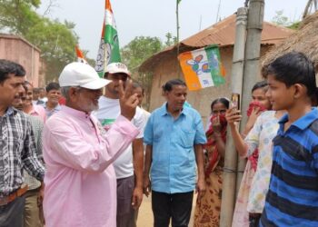 বছরের প্রথম দিনেই প্রচারে ঝড় তুললেন ৬৬ বছরের “যুবক” মানগোবিন্দ অধিকারী