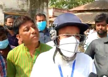 আক্রান্ত হওয়ার ভয় !  হেলমেট পরে বুথ পরিদর্শনে মন্তেশ্বরের তৃণমূল প্রার্থী