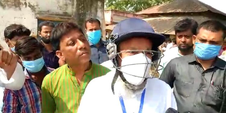 আক্রান্ত হওয়ার ভয় !  হেলমেট পরে বুথ পরিদর্শনে মন্তেশ্বরের তৃণমূল প্রার্থী