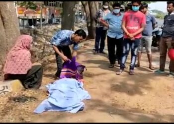 পথের ধারে দাদার মৃতদেহ আগলে বোন,বাড়ি ফেরার ব্যবস্থা করলো পুলিশ