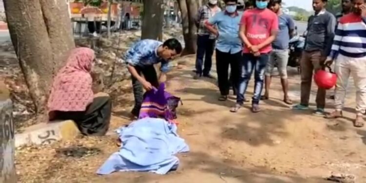 পথের ধারে দাদার মৃতদেহ আগলে বোন,বাড়ি ফেরার ব্যবস্থা করলো পুলিশ