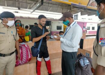 মাস্কবিহীন যাত্রীদের জরিমানা আদায় শুরু করল রেল দপ্তর