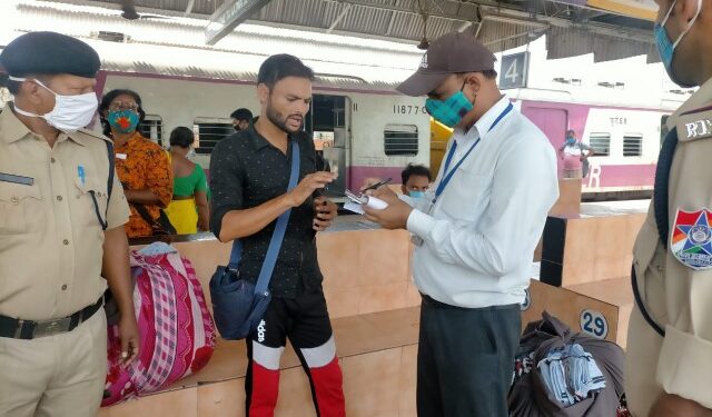 মাস্কবিহীন যাত্রীদের জরিমানা আদায় শুরু করল রেল দপ্তর