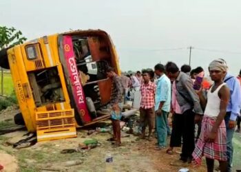 বুথে যাবার পথে বাস উলটে জখম প্রিজাইডিং অফিসার সহ ৫ ভোটকর্মী