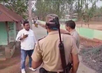‘শীতলকুচি করতে যাবেন না’-ভোটের ময়দানে কর্তব্যরত পুলিশ আধিকারিককে হুঁশিয়ারি তৃণমূল নেতার