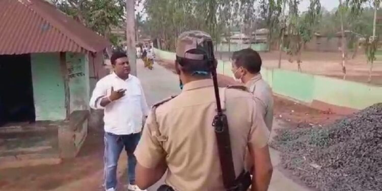 ‘শীতলকুচি করতে যাবেন না’-ভোটের ময়দানে কর্তব্যরত পুলিশ আধিকারিককে হুঁশিয়ারি তৃণমূল নেতার