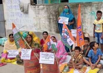 রান্নার গ্যাসের মূল্য বৃদ্ধিতে গৃহিনীদের ক্ষোভের জেরে অধরা থেকে যেতে পারে বিজেপির বাংলা জয়ের স্বপ্ন