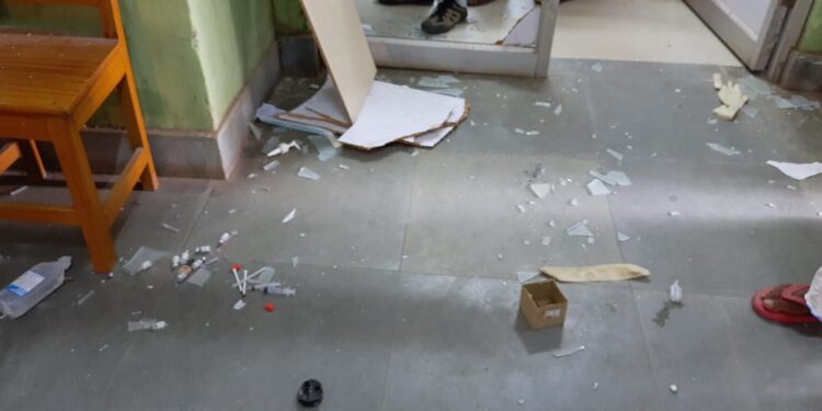 শ্বাসকষ্ট জনিত কারনে রোগীর মৃত্যু ঘিরে উত্তেজনা কেতুগ্রাম ব্লক হাসপাতালে, চিকিৎসক-নার্সকে মারধরের অভিযোগ, ভাঙচুর,গ্রেফতার ২