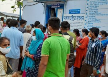 কোভিড পরীক্ষা করাতে এসে হয়রানির শিকার ! কাটোয়া হাসপাতাল কর্তৃপক্ষের বিরুদ্ধে ক্ষোভ