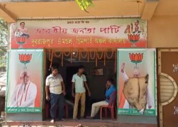 বিজেপির কার্যলয়ের সামনে মোদি-অমিত শাহের কাটআউটে অগ্নিসংযোগ  ! অভিযোগের তির তৃণমূলের দিকে