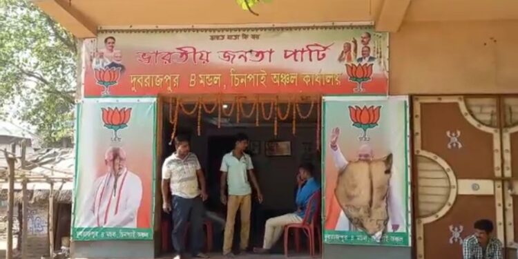 বিজেপির কার্যলয়ের সামনে মোদি-অমিত শাহের কাটআউটে অগ্নিসংযোগ ! অভিযোগের তির তৃণমূলের দিকে