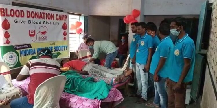 ব্লাড ব্যাঙ্কের রক্ত সংকট মেটাতে  রক্তদান শিবিরের আয়োজন করল মঙ্গলকোট ওয়েলফেয়ার সোসাইটি