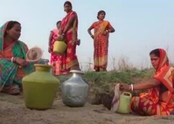 দামোদরের ‘সরা ডবা’ বা ‘চুয়ো খাল’ পানীয় জলের একমাত্র উৎস মেজিয়ার  জপমালি গ্রামবাসীদের