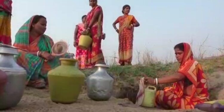 দামোদরের ‘সরা ডবা’ বা ‘চুয়ো খাল’ পানীয় জলের একমাত্র উৎস মেজিয়ার জপমালি গ্রামবাসীদের