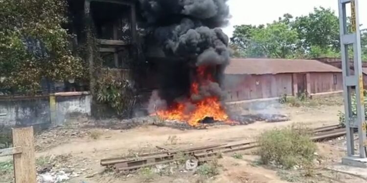 সেহারাবাজার রেল ট্রেশন চত্বরে প্লাস্টিকের ড্রামে অগ্নিকাণ্ডের ঘটনায় আতঙ্ক