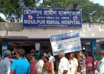 মালদায় করোনার ভ্যাকসিন না পেয়ে স্বাস্থ্যকেন্দ্রের সামনে বিক্ষোভ ক্ষিপ্ত জনতার