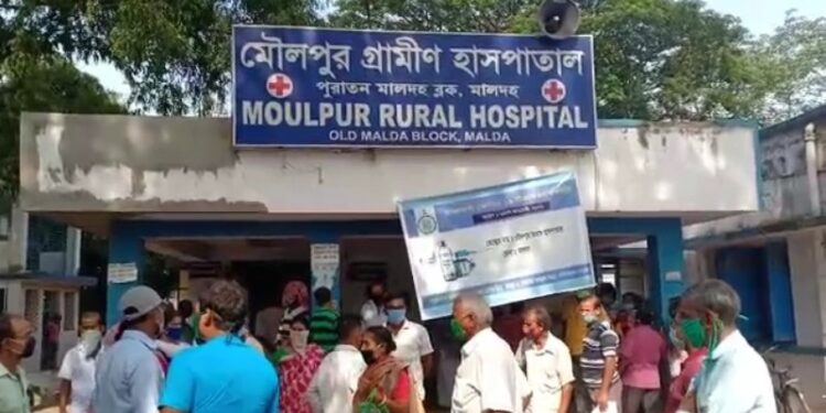 মালদায় করোনার ভ্যাকসিন না পেয়ে স্বাস্থ্যকেন্দ্রের সামনে বিক্ষোভ ক্ষিপ্ত জনতার