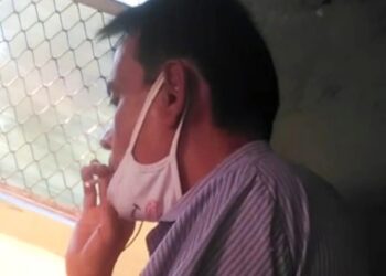 কোভিড বিধি লঙ্ঘন করে ট্রেন কামরায় বসে ধূমপান যাত্রীর, নীরব রেল দপ্তর