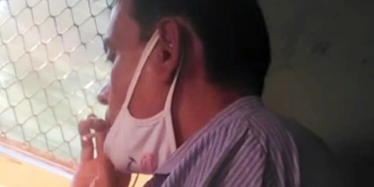 কোভিড বিধি লঙ্ঘন করে ট্রেন কামরায় বসে ধূমপান যাত্রীর, নীরব রেল দপ্তর
