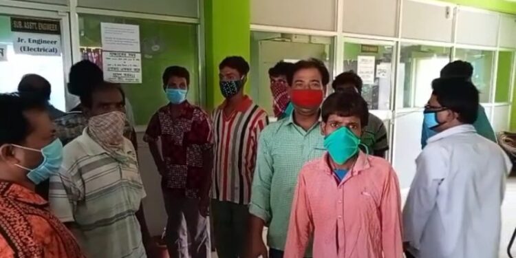 নিরবচ্ছিন্ন বিদ্যুৎ পরিষেবার দাবিতে বিক্ষোভ কোতুলপুরে