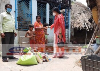 করোনা কালে গৃহহীন দরিদ্র ব্রাহ্মণ পূজারীর পরিবারের পাশে দাঁড়ালেন মুসলিম বধূ