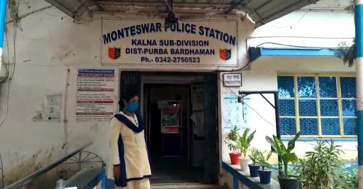 শিশু সন্তানকে পাশে রেখেই আত্মঘাতী দম্পতি