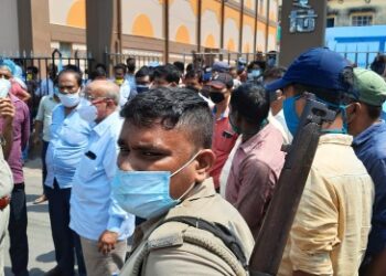 কাটোয়ায় নির্বাচন কমিশনের ডাকা কাউন্টিং এজেন্টদের নিয়ে বৈঠক চলাকালীন বিজেপি-তৃণমূল সংঘর্ষ