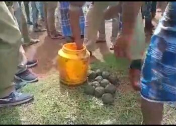 আউশগ্রামে ২২ তাজা বোমা উদ্ধার, চাঞ্চল্য এলাকায়