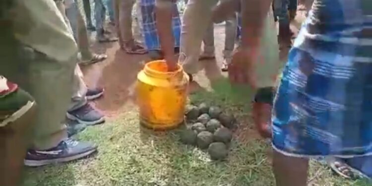 আউশগ্রামে ২২ তাজা বোমা উদ্ধার, চাঞ্চল্য এলাকায়