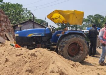 ভাতারে রাস্তার পাশে দোকানে ধাক্কা বেপরোয়া ট্রাক্টরের, বরাত জোরে প্রাণ বাঁচল দোকানদারের