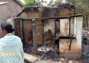 মঙ্গলকোটে ঘরছাড়া বিজেপি কর্মীর মায়ের দোকানে অগ্নিসংযোগের  অভিযোগ তৃণমূল আশ্রিত দুষ্কৃতিদের বিরুদ্ধে