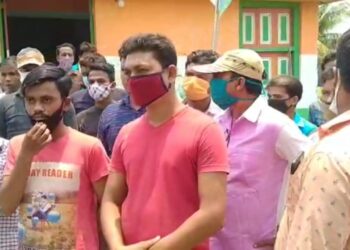 আতঙ্কে ঘর ছাড়া বিজেপি কর্মীদের ঘরে ফিরিয়ে খাদ্য সামগ্রী তুলে দিল তৃণমূল