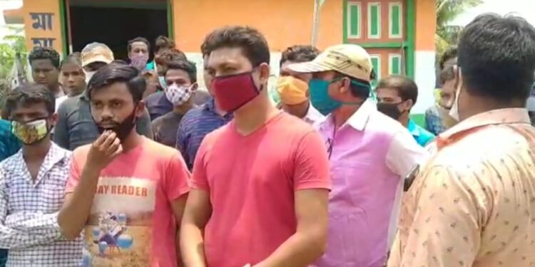 আতঙ্কে ঘর ছাড়া বিজেপি কর্মীদের ঘরে ফিরিয়ে খাদ্য সামগ্রী তুলে দিল তৃণমূল