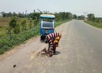 অপরের প্রাণ বাঁচাতে সড়ক পথে পড়ে থাকা কাদা সাফ করলেন টোটো চালক