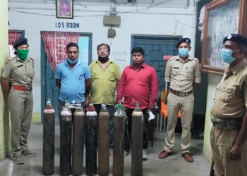 কালনায় কালোবাজারির জন্য বাড়িতে অক্সিজেন সিলিন্ডার মজুত করে রাখার অভিযোগ, গ্রেফতার ৩, উদ্ধার ৭ সিলিন্ডার