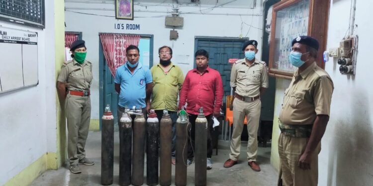 কালনায় কালোবাজারির জন্য বাড়িতে অক্সিজেন সিলিন্ডার মজুত করে রাখার অভিযোগ, গ্রেফতার ৩, উদ্ধার ৭ সিলিন্ডার