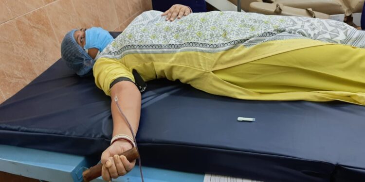 থ্যালাসেমিয়া আক্রান্ত ছাত্রীকে রক্ত দিয়ে প্রাণ বাঁচালেন কাটোয়ার গৃহবধু