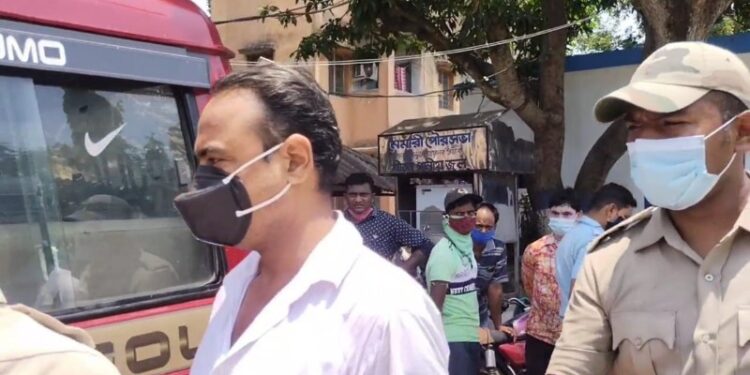 অবৈধ ভাবে অক্সিজেন সিলিন্ডার মজুতের ঘটনার ধৃতের পুলিশি হেপাজত