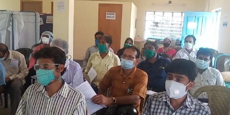 কোভিড সংক্রমণ প্রতিরোধে স্বাস্থ্য দপ্তরের সঙ্গে সমন্বয় রেখে কাজ করবেন প্রশিক্ষিত গ্রামীন চিকিৎসকরা