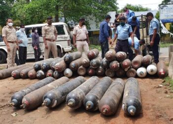 মেমারিতে কালোবাজারির উদ্দেশ্যে মজুত রাখা ৪৭  জাম্বো অক্সিজেন সিলিন্ডার উদ্ধার