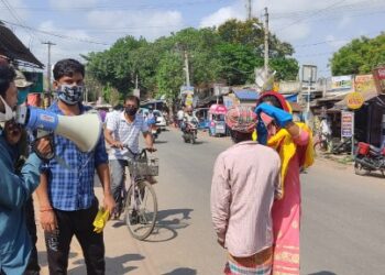 ভাতারে করোনা সচেতনতায় পথে নামলেন দম্পতি
