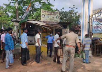 ভাতার কৃষিমান্ডিতে ভিড় নিয়ন্ত্রনে তৎপর পুলিশ