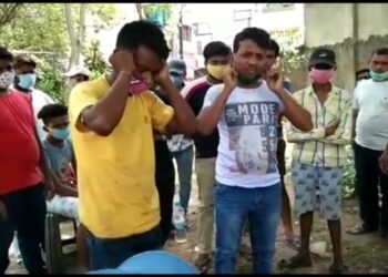 বিজেপি করার অপরাধে কান ধরে ওঠবস করার শাস্তি ! বর্ধমানে তৃণমূল নেতার বিচারসভা ঘিরে নিন্দার ঝড়