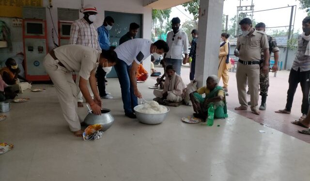 কাটোয়ায় ভবঘুরেদের খাওয়ার ব্যবস্থা করল পুলিশ