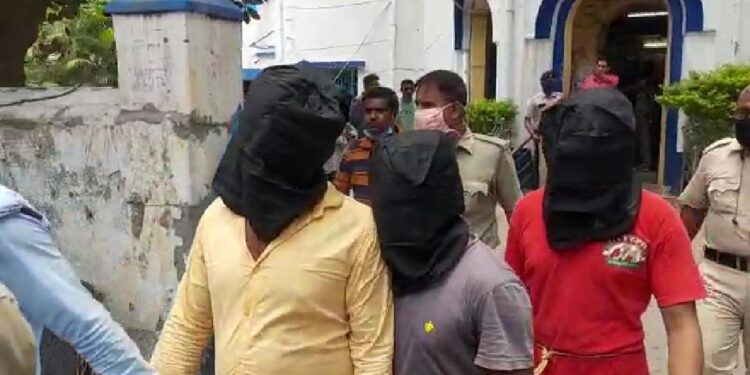 বর্ধমানে ওষুধ ব্যবসায়ীকে ছুরিকাহত করে লক্ষাধিক টাকা ছিনতাইয়ের ঘটনায় গ্রেপ্তার ৩ দুষ্কৃতি